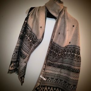 NWOT🧣Charlotte Russe🧣Reversible Scarf🧣